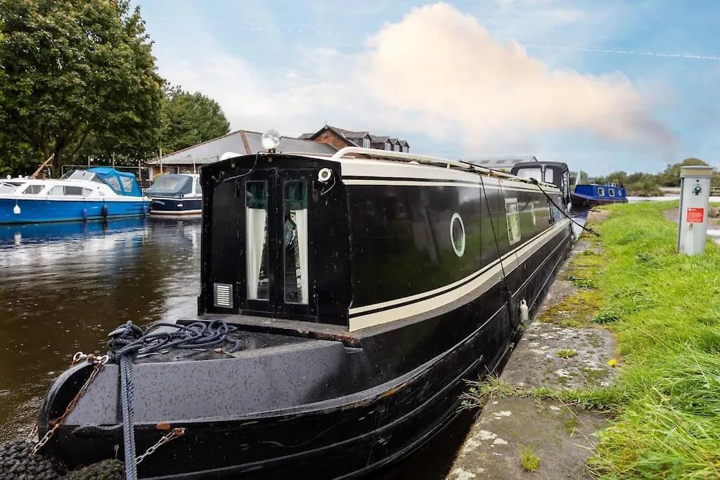 Botel Lazy Days Narrow Boat Hotel Stanley