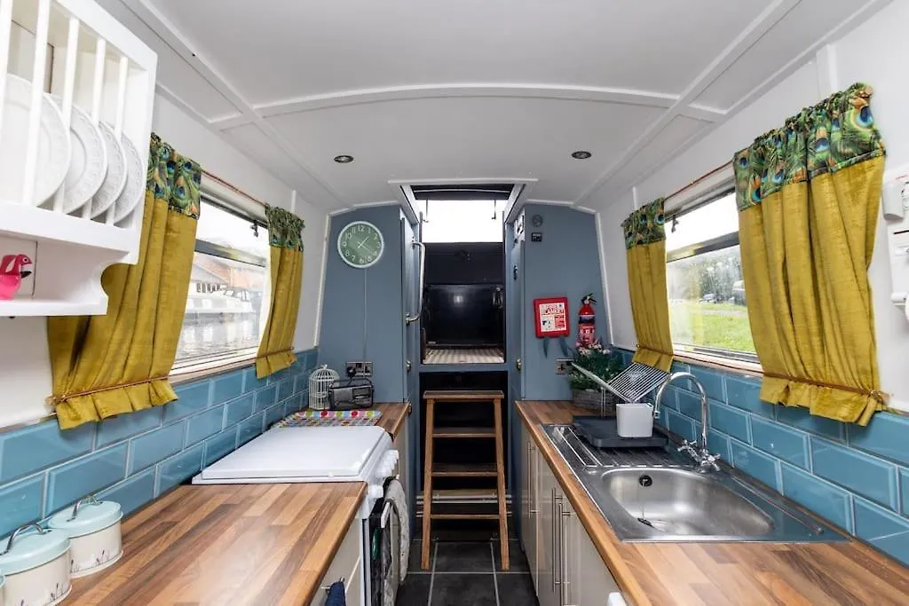 Botel Lazy Days Narrow Boat Hotel Stanley